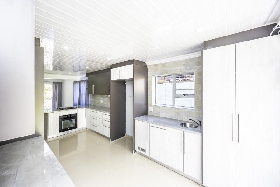 5 Bedroom Property for Sale in Sunnyridge Eastern Cape